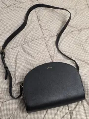 A.P.C. アーペーセー ハーフムーン ブラック バッグ クロスバック