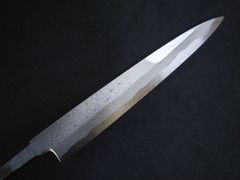 城山刃物製作所(堺業務用刃物メーカー直売)七寸　柳刃　青二鋼ダマスカス　黒檀八画水牛柄(口輪白黒選択可)