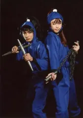 【中古】生写真(男性) 山木透(久々知兵助)・佐藤智広(尾浜勘右衛門)/膝上・衣装青・鎖・背中合わせ・山内左膝曲げ・背景黒・キャラクターショット/「ミュージカル 忍たま乱太郎 第8弾 がんばれ五年生!技あり、術あり、初忍務!!」ブロマイド