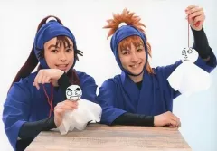 【中古】生写真(男性) 佐藤智広(尾浜勘右衛門)・久下恭平(鉢屋三郎)/横型・バストアップ・衣装青・てるてる坊主・キャラクターショット/「ミュージカル 忍たま乱太郎 第8弾 再演 がんばれ五年生!技あり、術あり、初忍務!!」ブロマイド第1弾