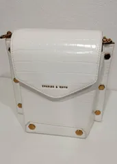 【美品】チャールズ＆キース クロコ型押し ショルダーバッグ ホワイト スタッズ