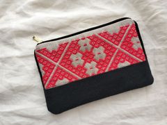 縮緬 和柄 ポーチ 黒地 手鞠のワンポイント 刺繍 - メルカリ