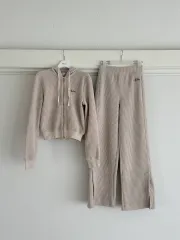 新品) ナイロラ リブド ニット トレーナー セット (ジップアップ パンツ)