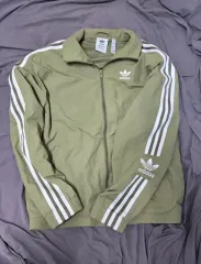 アディダス ウィンドブレーカー オリジナルス ウーブン トラックジャージ オリーブグリーン カーキ グリーン ジャケット 必須アイテム