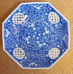平戸祐祥園眞葛 染付花唐草文透かし八角鉢 - メルカリ