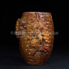 From a former family storehouse: A finely carved wooden brush holder with a grape-patterned bamboo pattern. A decorative piece, perfect as a stationery gift or memorial. A collector's item. CLH131P068