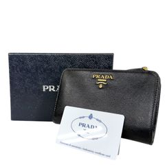 【人気・美品】PRADA プラダ サフィアーノ L字ファスナー コンパクト ミディアム ウォレット 二つ折り財布 ゴールド金具 金色 1ML225 ブラック メタルロゴ メンズ レディース ユニセックス 男女兼用 レザー 本革 箱付き