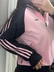 アディダス ピンク トラックジャージ