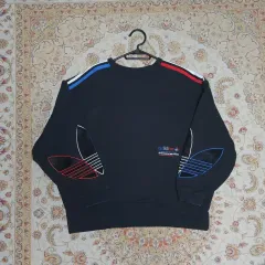 アディダス ツアーベルベット ロゴ クロップド スウェット m