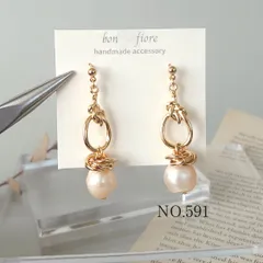 NEW☆　淡水パールとゴールドひねりフープのピアス　イヤリング　金属アレルギー対応　サージカルステンレス　樹脂ピアス　ハンドメイドピアス 　ノンホールピアス　小ぶり　揺れる　上品　卒業式　入学式　フォーマル　プレゼント　ギフト NO.591