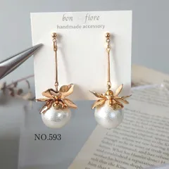 NO.593 コットンパールとゴールドフラワーのスティックピアス　ヤリング　金属アレルギー対応　サージカルステンレス　樹脂ピアス　ノンホールピアス　ハンドメイドピアス　揺れる　ロング　上品　普段使い　卒業式　入学式　フォーマル　プレゼント　ギフト　軽い