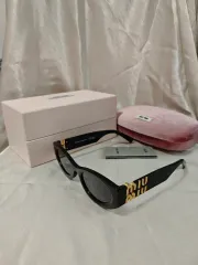 2026年最新】miumiu サングラスケースの人気アイテム - メルカリ