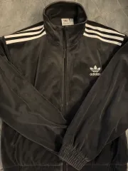 韓国国内で販売しないアディダス ツアーベルベット ジャージ