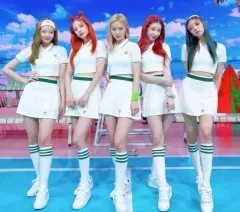 アディダス ITZY 着用 テニス スカート 片方オフショルダー クロップドトップス セット