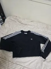 アディダス クロップド スウェット