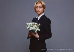 【中古】生写真(男性) 山本一慶(ルイス・ジェームズ・モリアーティ)/横型・花束・背景グレー・キャラクターショット/ミュージカル「憂国のモリアーティ」Op.2 -大英帝国の醜聞- ランダムブロマイド