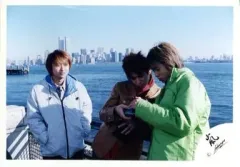 【中古】生写真(ジャニーズ) 嵐/大野智・松本潤・櫻井翔/横型・上半身・松本.櫻井カメラ持ち・大野両手ポケット・背景屋外・「ニューヨークロケ」/公式生写真