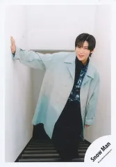 【中古】生写真(STARTO) Snow Man/目黒蓮/全身/シングル「LOVE TRIGGER / We’ll go together」MV＆ジャケ写オフショット/公式生写真