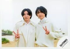 【中古】生写真(STARTO) SixTONES/京本大我・松村北斗/横型・上半身/シングル「GONG/ここに帰ってきて」MV＆ジャケ写オフショット/公式生写真