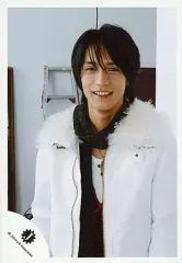 【中古】生写真(ジャニーズ) 関ジャニ∞/錦戸亮/上半身・ジャケット白・マフラー黒・後ろに脚立/公式生写真