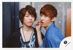 【中古】生写真(ジャニーズ) 関西ジャニーズJr./室龍太・向井康二/横型・バストアップ・衣装黒グレー・青・向井振り向き・右手割り箸・室唇挟まれ/16夏「ANOTHER ＆ Summer Show」パンフレット＆グッズ撮影オフショット/公式生写真