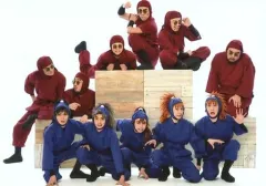 【中古】生写真(男性) 集合(11人)/横型・全身・座り・衣装青・赤・木箱・キャラクターショット/「ミュージカル 忍たま乱太郎 第8弾 再演 がんばれ五年生!技あり、術あり、初忍務!!」ブロマイド購入特典H