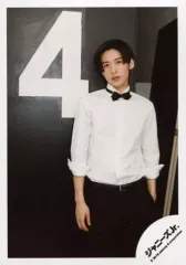 【中古】生写真(ジャニーズ) 宇宙Six/目黒蓮/膝上・衣装白・黒・左手ポケット・右手下・首傾げ・背景白黒/「ジャニーズJr.8・8祭り～東京ドームから始まる～」グッズオフショット/公式生写真