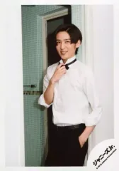 【中古】生写真(ジャニーズ) 宇宙Six/目黒蓮/膝上・衣装白・黒・右手胸元・左手ポケット・左向き・笑顔/「ジャニーズJr.8・8祭り～東京ドームから始まる～」グッズオフショット/公式生写真