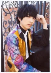 【中古】生写真(男性) M!LK/吉田仁人/上半身・座り・衣装黒紫白黄・左手頭・体右向き・目線正面/「変幻自在、ズバッとM!LK」生写真セット -13杯目-