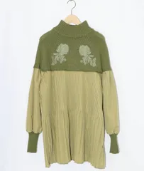 イズスカラー　553264：花刺繍ニット×プリーツ異素材切替プルオーバー