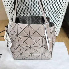 BAO BAO ISSEY MIYAKE バオバオイッセイミヤケ 新商品 2025 カラット CARAT バッグ 新作 ベージュ カラット CARAT ミディアム