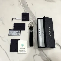 新品級 PRADA プラダ ウーブン トライアングル ロゴ キーチェーン メンズ キーホルダー ブラック 2PT011