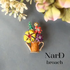 幸せを育むジョウロのブローチ　お花 フラワー カラフル ガーデニング エナメル ボタニカル キラキラ アート レトロ 北欧 デイリー 大人 お洒落 ヴィンテージ調 アンティーク調 可愛い 上品 かわいい カジュアル コサージュ ギフト プレゼント 新品未使用