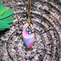 天然石　アゲート　蝶　ワイヤー　ネックレス　ピンク　ゴールド　ペンダント　大ぶり　大きめ　桃色