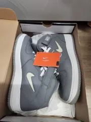 ナイキ エアフォース 1 ミッド QS NYC クールグレー