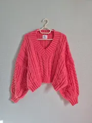 ホットピンク ケーブル編み Vネック クロップド オーバーサイズ ニット