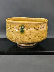 美濃焼 黄瀬戸茶碗 胆礬 胴締 陶印『豊』 桐箱付 抹茶碗 茶道具 菖蒲 草花文 油揚げ肌 豊窯 練習用 お稽古 茶器 陶器 口径12.8cm ヒビ欠けなし 未使用に近い状態 茶の湯 和食器 現品限り