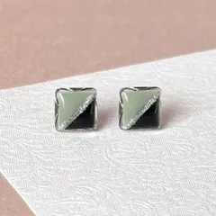 ピアス カーキ ブラック キラキラ ゴールド スクエア 小さめ 小ぶり シンプル【457】