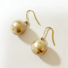 コットンパールピアス　10mm　ゆれるピアス　フックピアス　ゴールド色　オケージョン