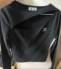 アディダス ブラック カットアウト クロップド トップス L