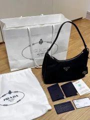 プラダリナイロンバッグ