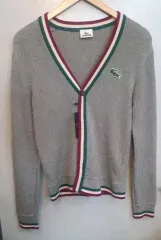 95サイズ LACOSTE ラコステ Vネック カーディガンです。グレー カラーに LACOSTE ロゴが 심