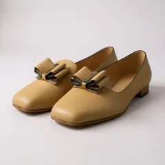 3b2【極美品】 Salvatore Ferragamo サルヴァトーレフェラガモ ヴァラリボン フラットシューズ スクエアトゥ レザー レディース 女性靴 6 1/2 ベージュ leatheru02t