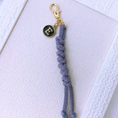 ニュアンスカラーひものバッグチャーム　イニシャルE付
