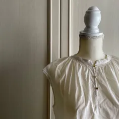 43 UNTITLED アンタイトル 無地　ブラウス シャツ トップス　レディース　blouse　shirt　Tops　ladies　 白 金 お呼ばれ　デート　オフィスカジュアル　食事会　可愛い　お出かけ　上品