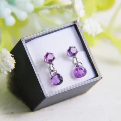 アメジストの小さな宝石ピアス