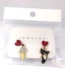 ☆ 猫ピアス  ねこ お魚 骨 ゆらゆら 揺れる アシンメトリー かわいい レディース 大人かわいい 韓国風 オシャレ 普段使い トレンド 人気 左右非対称 にゃんこ/新品未使用☆送料無料//P-1