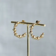 カジュアルにキラッと粒々ゴールドのフープピアス。