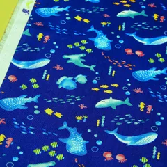 1ｍ　COCO2520-4D ブルー　生地 布 かわいい海の仲間たち 魚 くじら さめ CB 青 白 系 子供 布地 110cm幅