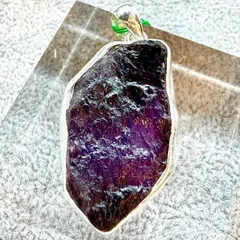 ペンダントトップ アメジスト 原石カット シルバー925 刻印入り 天然石 一点物 ハンドメイド 結晶 紫 パープル 神秘 職人 個性 シンプル ナチュラル 唯一無二 モード ボヘミアン 存在感 心の安定 直感力 お守り 落ち着き 品格 大人 手仕事 魅力